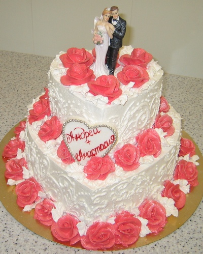 Двухъярусный свадебный торт в виде сердца с красными розами